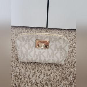 (SOLD) Michael Kors Vanilla Jet Set Dome Zip Cosmetic Pouch Travel Makeup Bag